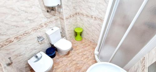 ein kleines Bad mit einem WC und einer Dusche in der Unterkunft Coblanca 3 in Benidorm