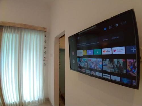 TV a/nebo společenská místnost v ubytování Uma Menuh Surf House