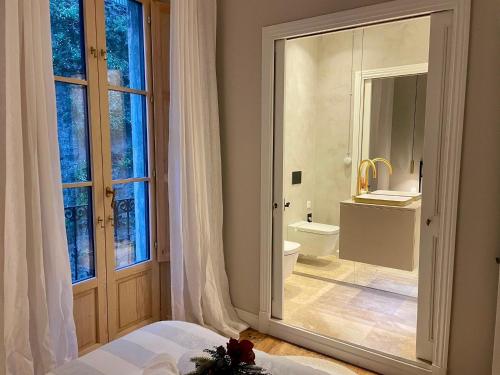 a bedroom with a bathroom with a toilet and a window at Monappart Cristo Historic Apartment with Parking in Bilbao