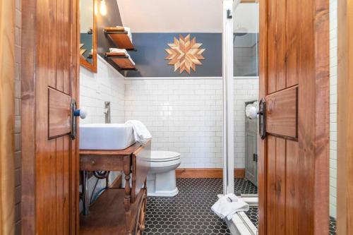 y baño con aseo blanco y lavamanos. en Remodeled 1920s Charmer Near ETSU JCMC & Downtown - Single Family Home, en Johnson City