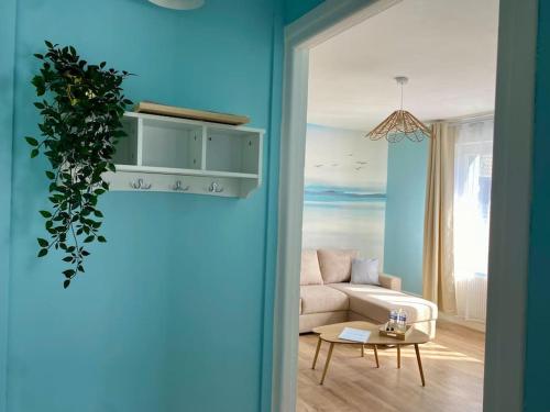 un salon avec un canapé et une table dans l'établissement L'horizon, à 100 mètres de la mer, à Le Portel