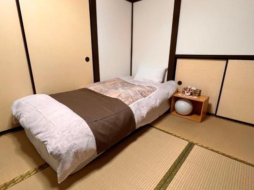 sypialnia z dużym łóżkiem i stołem w obiekcie 東京近隣 蔵元荘 駅近 交通便利 w mieście Matsudo
