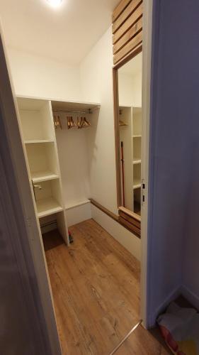 une pièce vide avec un miroir et un placard dans l'établissement studio indépendant 2 personnes, à Auch