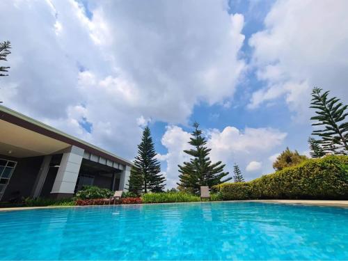 a large swimming pool in front of a house at SMDC Wind Tagaytay in Tagaytay