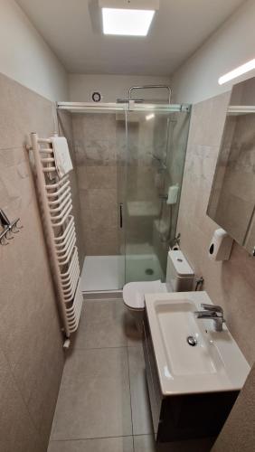 een badkamer met douche, wastafel en toilet bij Pokoje Gościnne Muszyna przy sądzie in Muszyna