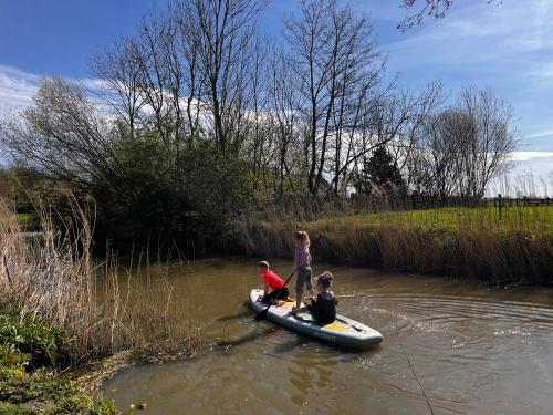 a group of three people on a raft in a river at Gastenverblijf 'tsiishokje' in Lioessens