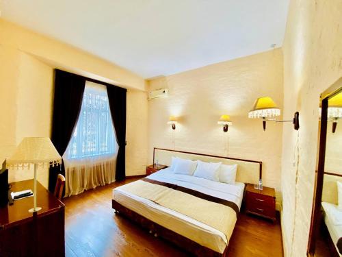 YakkasarayにあるРетро паласеのベッドルーム1室(ベッド1台、大きな窓付)