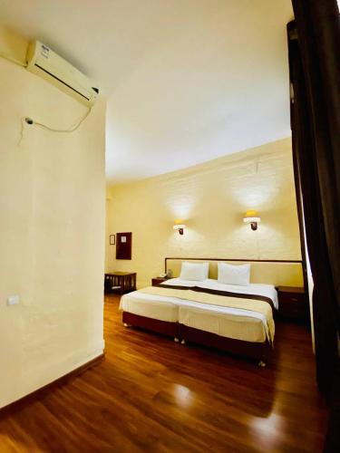 YakkasarayにあるРетро паласеのベッドルーム1室(大型ベッド1台付)