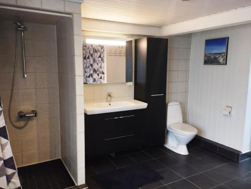 ein Bad mit einem Waschbecken und einem WC in der Unterkunft (id075) Ø. Tovrupvej 1 in Esbjerg