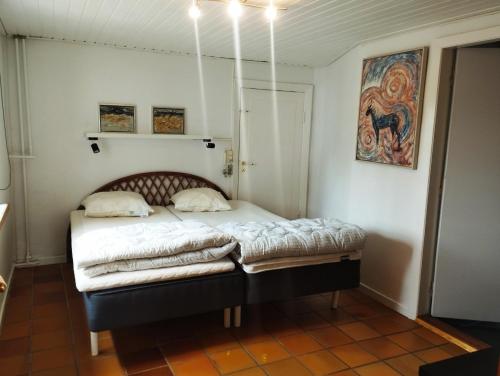 ein Schlafzimmer mit einem Bett in einem Zimmer in der Unterkunft (id075) Ø. Tovrupvej 1 in Esbjerg