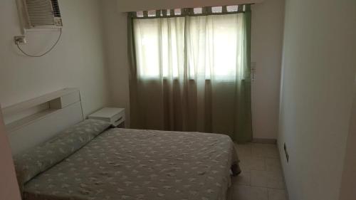 佩爾加米諾的住宿－San Marino Pergamino，一间小卧室,配有床和窗户