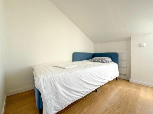 um quarto com uma cama com uma cabeceira azul em High Floor Terrace Apartment em Lisboa