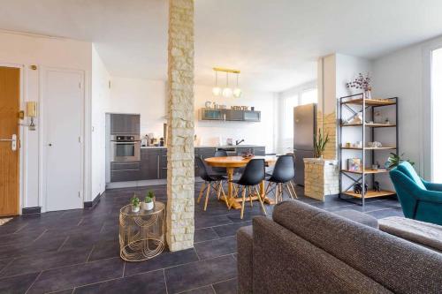 un salon avec un canapé et une table dans l'établissement La Parenthèse, à Dijon