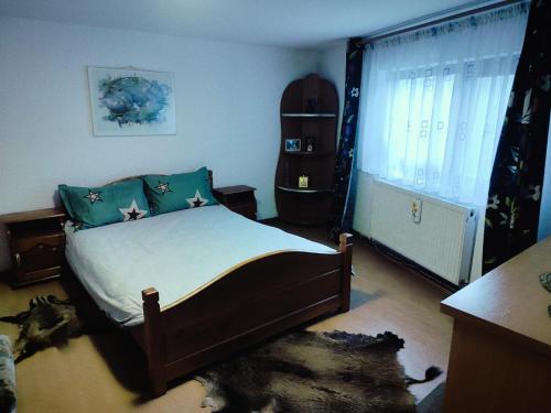una camera con un letto e una grande finestra di Popasul Poiana Mărului a Poiana Mărului