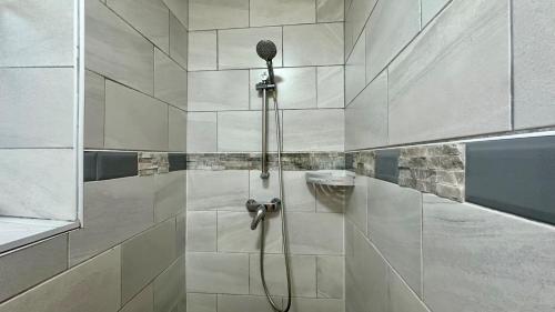 ein Bad mit einer Dusche mit einem Duschkopf in der Unterkunft Smart Hyde Park Inn Hostel in London