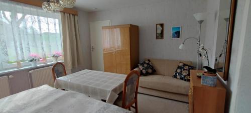 ein Wohnzimmer mit einem Sofa und einem Tisch in der Unterkunft Labahn in Lohme
