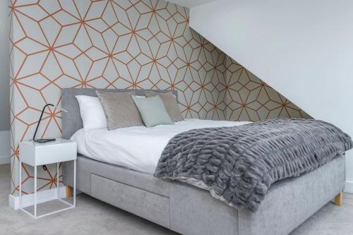 En eller flere senge i et værelse på Modern 3 Bed Flat in Finchley