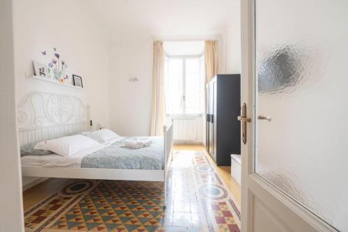 ローマにあるPraetorian apartmentの小さなベッドルーム(ベッド1台、窓付)