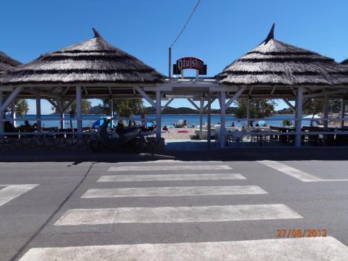 zwei Pavillons am Strand mit dem Meer in der Unterkunft Tribunia Beach Hotel in Tribunj