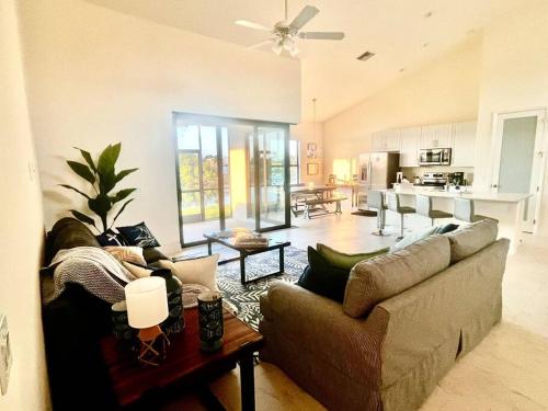 Χώρος καθιστικού στο New 4 bed house on a canal facing south & door ramp, near golf course and softball
