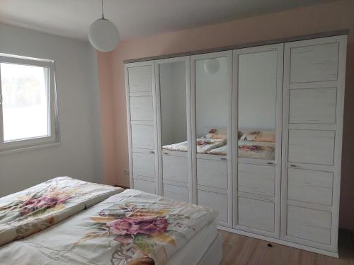 - une chambre avec des placards blancs et un lit dans l'établissement Apartment Panoramablick, à Klopein am Klopeiner See