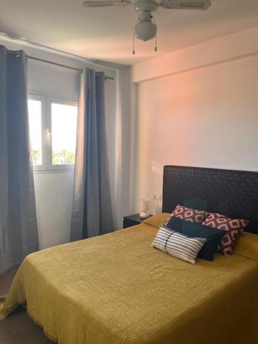 1 dormitorio con 1 cama con 2 almohadas en Apartamento con vistas en Roquetas de Mar