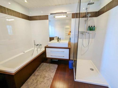 une salle de bain avec une baignoire, un lavabo et une douche dans l'établissement Les Tilleuls 4, à Saint-Gingolph