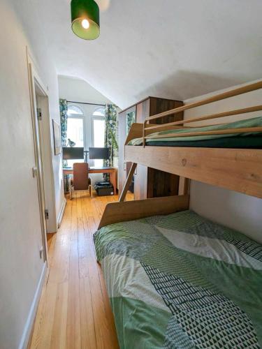 une chambre avec un lit superposé et un bureau dans l'établissement Les Tilleuls 4, à Saint-Gingolph