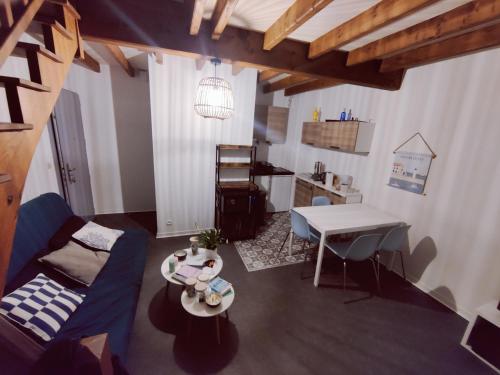 un salon avec un canapé et une table dans l'établissement Charmant Duplex tout confort, à La Rochelle
