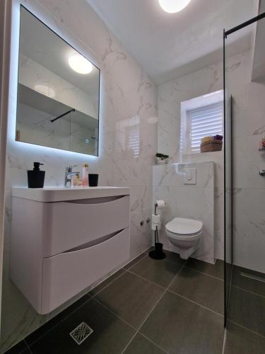 Ένα μπάνιο στο Villa Lara
