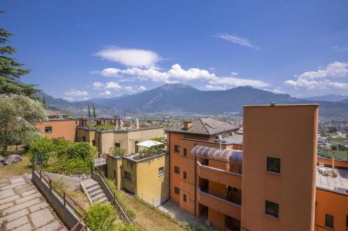 - une vue sur une ville avec des bâtiments et des montagnes dans l'établissement Lake View Dom-Us Apartment, à Riva del Garda
