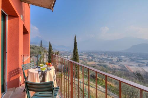 Una mesa y sillas en un balcón con vista. en Lake View Dom-Us Apartment - Happy Rentals, en Riva del Garda