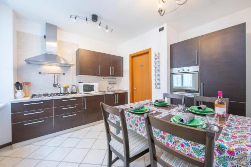 Η κουζίνα ή μικρή κουζίνα στο Casa Azzurra 150mt From Lake - Happy Rentals