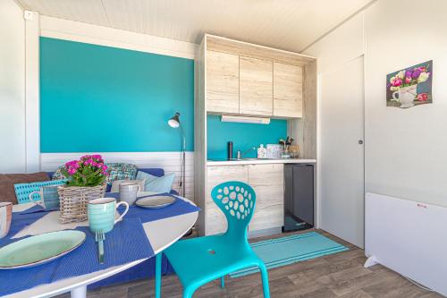 eine blaue Küche mit einem blauen Tisch und einem blauen Stuhl in der Unterkunft Happy House Of Nature in Šmartno ob Paki