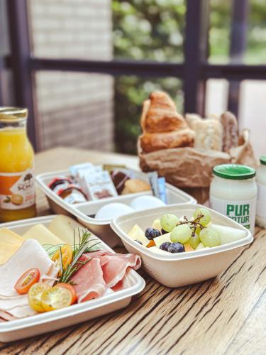 einen Tisch mit drei Teller Essen drauf. in der Unterkunft Zeayou Zeeland - Appartementen Markt 5 & 5a in Domburg