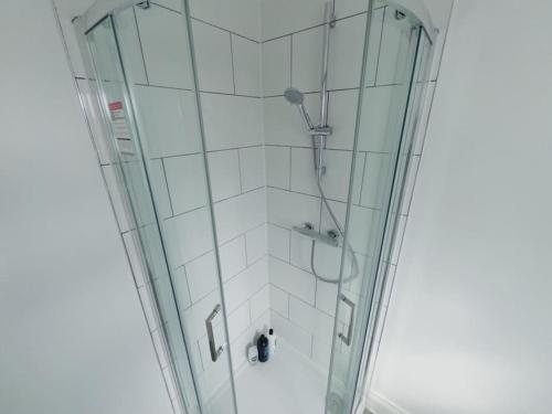 eine Dusche mit Glaskabine im Bad in der Unterkunft Superb Studio in Wembley 30min to Central London in London