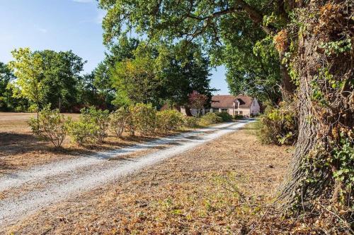 a dirt road in front of a house at Gîte Enchanté~ Château~Bain Nordique-Sauna in Chaumont-sur-Tharonne