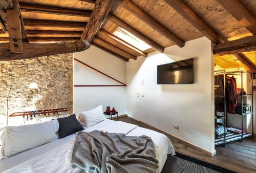 una camera da letto con un letto e un muro di pietra di Locanda Al Castelletto a Tremosine Sul Garda