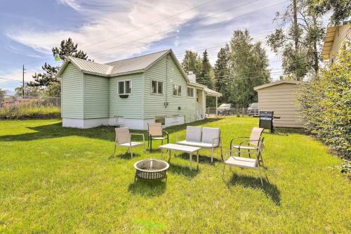 una casa verde con sillas y una parrilla en el patio en Parkstrip Place, Pet Friendly Downtown Home, en Anchorage