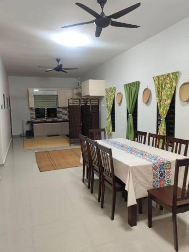 Η κουζίνα ή μικρή κουζίνα στο Homestay Gerbang Desa Seri Iskandar