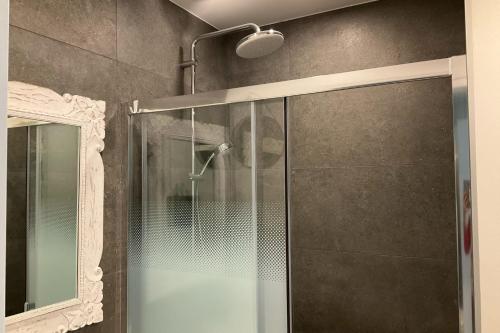 d'une douche avec une porte en verre et un miroir. dans l'établissement Charming refurbished cocoon with swimming pool, à Cannes