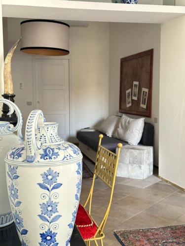 een woonkamer met een grote blauwe en witte vaas bij PB suites in Florence