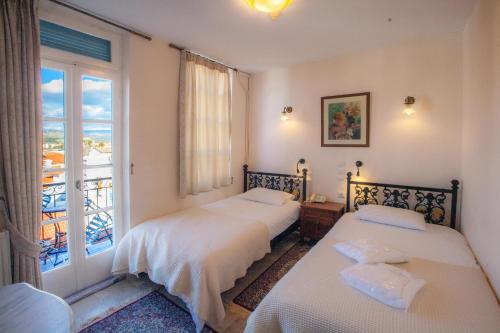 Postel nebo postele na pokoji v ubytování Byron Traditional Hotel