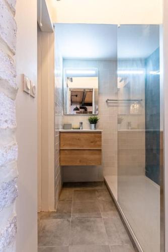 une salle de bain avec un lavabo et une douche dans l'établissement L'Atelier Biblio, Beau T3, Clim, Centre ville, à Montpellier