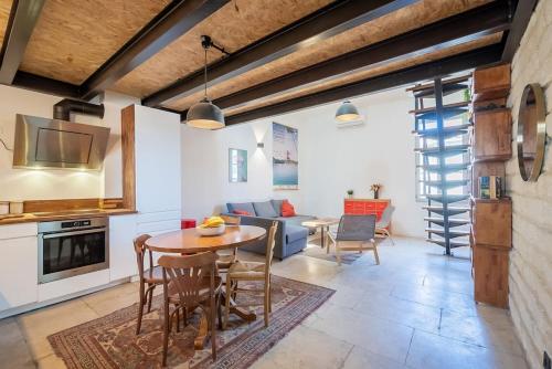 une cuisine et un salon avec une table et des chaises dans l'établissement L'Atelier Biblio, Beau T3, Clim, Centre ville, à Montpellier