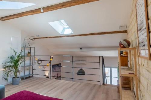 un salon avec des plafonds voûtés et une pièce avec une plante en pot dans l'établissement L'Atelier Biblio, Beau T3, Clim, Centre ville, à Montpellier