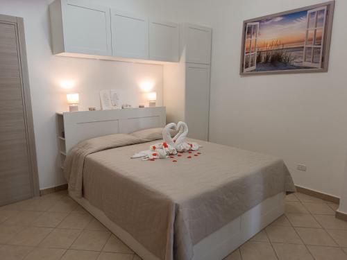 een slaapkamer met een bed met twee rozen erop bij Storm Sonic House in Palo del Colle
