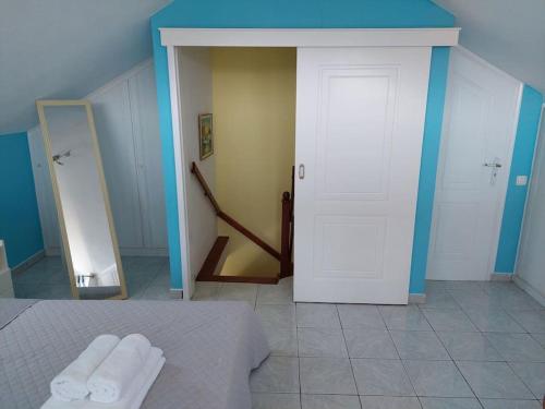a room with a bed with two towels on it at Kanaliblue in Kanali