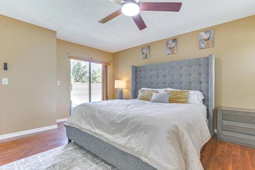 una camera con un grande letto e un ventilatore a soffitto di Near Beaches Pet-Friendly Sunrise Escape with Patio a Sunrise