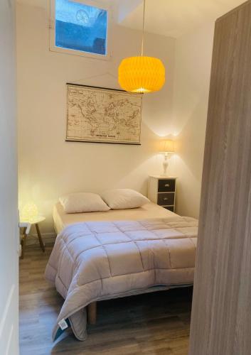 - une chambre avec un lit et une carte murale dans l'établissement Nice libération, à Nice